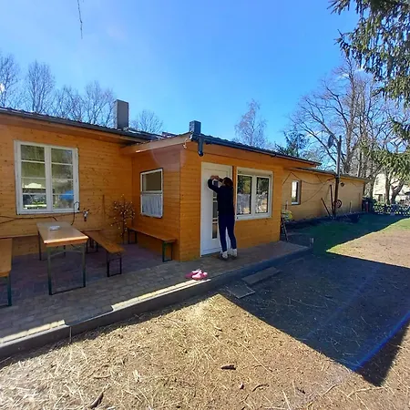 Monteur- Für 5 Pers Gartenhaus